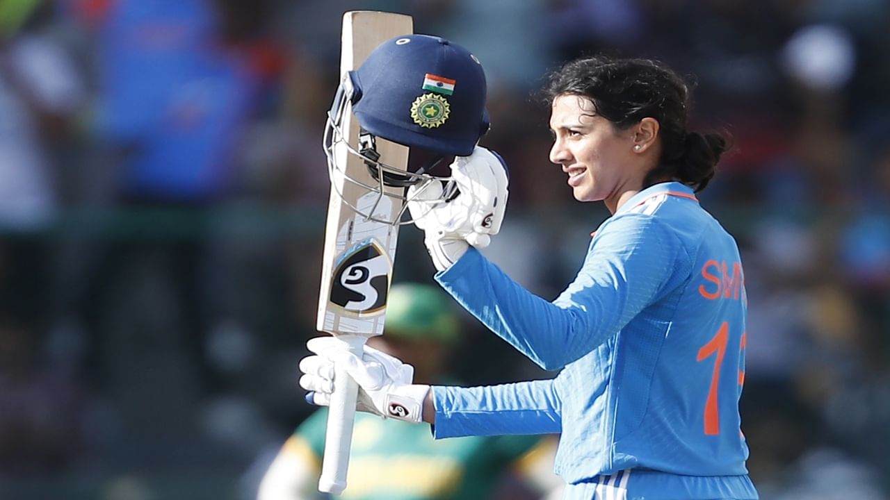 स्मृतीने या खेळी दरम्यान 15 चौकार आणि 3 षटकार लगावले. स्मृती यासह एका टी 20i सामन्यात सर्वाधिक 18 फटके लगावणारी पहिली भारतीय फंलदाज ठरली.  स्मृतीनी हरमनप्रीत कौर हीचा (15)  रेकॉर्ड ब्रेक  केला. (Photo Credit : Bcci X Account)