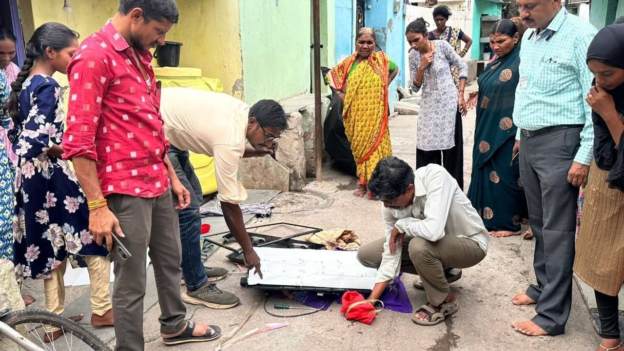 याबद्दल घरातल्या मुलींनी त्याचा व्हिडीओ काढून शेजारी राहणाऱ्या रमेश थोरात यांना कळवलं. थोरात यांनी सर्पमित्र रणजित कारेगावकर यांना बोलावलं. राजेश दुबाकर हे स्वतः टीव्ही मेकॅनिक असल्यामुळे त्यांनी त्वरीत तो एलसीडी टीव्ही घराबाहेर नेऊन उघडण्याचा प्रयत्न केला. 
