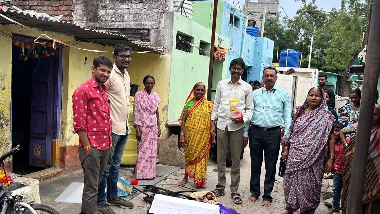 परभणीतील धनुबाई प्लॉट इथल्या मारुती दुबाकर यांच्या घरात अजब घटना घडली. बुधवारी दुपारच्या सुमारास त्यांच्या घरातील एलसीडी टीव्हीमध्ये चक्क साप आढळला. सर्पमित्र रणजीत कारेगावकर यांनी त्या सापाला पकडलं. 
