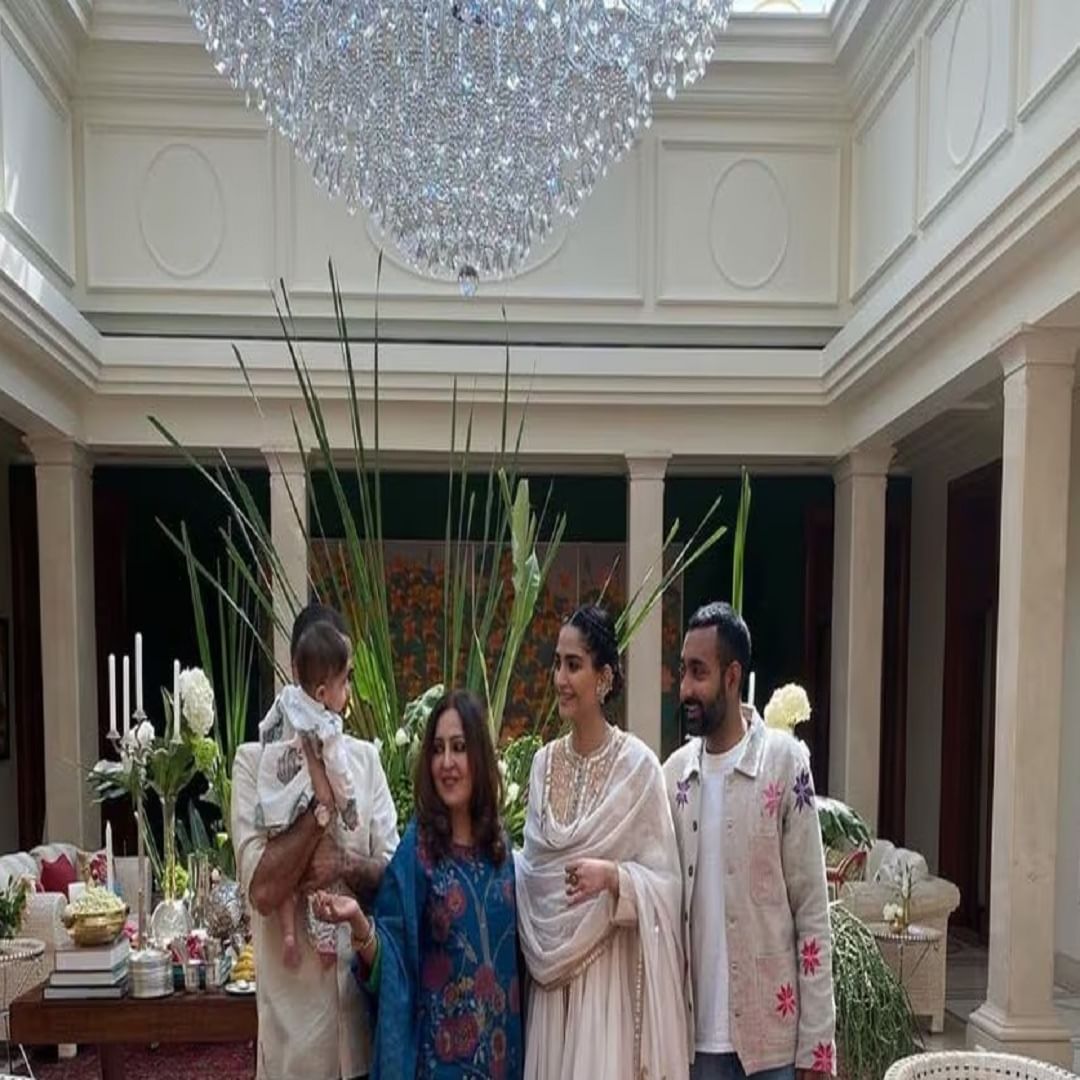 बॉलीवूड अभिनेत्री बहुतेकदा तिच्या पती आणि मुलासह लंडनमधील तिच्या घरातही तिचा वेळ घालवताना दिसते. परंतु जेव्हा जेव्हा ती अभिनेत्री भारतात येते तेव्हा ती मुंबई आणि दिल्ली दोन्ही ठिकाणी जाते. आनंद आहुजाचे पालक हरीश आणि प्रिया आहुजा हे त्यांच्या दिल्लीतील घरात राहतात. हे बी-टाउन जोडपे अनेकदा त्यांच्या कुटुंबाला भेटण्यासाठी येथे येतात. 