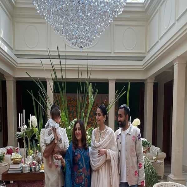 बॉलीवूड अभिनेत्री बहुतेकदा तिच्या पती आणि मुलासह लंडनमधील तिच्या घरातही तिचा वेळ घालवताना दिसते. परंतु जेव्हा जेव्हा ती अभिनेत्री भारतात येते तेव्हा ती मुंबई आणि दिल्ली दोन्ही ठिकाणी जाते. आनंद आहुजाचे पालक हरीश आणि प्रिया आहुजा हे त्यांच्या दिल्लीतील घरात राहतात. हे बी-टाउन जोडपे अनेकदा त्यांच्या कुटुंबाला भेटण्यासाठी येथे येतात.