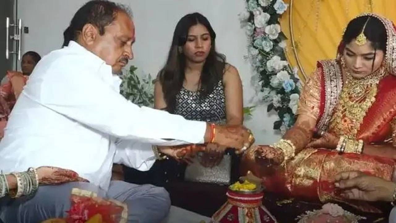 लग्नात कन्यादानाचा विधी भावूक करणारा असतो. यावेळी वडील आपल्या मुलीचा हात मुलाच्या हातात सोपवतात. यावेळी सोनम भावूक झालेली दिसली. राजा रघुवंशी एकदम सामान्य होता. सोनमच्या मनात इतकं खतरनाक प्लानिंग चाललय याचा त्याला अंदाजही नसेल. 