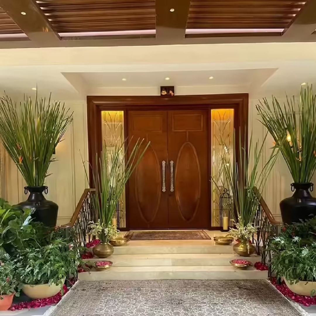 हे फोटो पाहिल्यानंतर सगळे म्हणतात की सोनमच्या सासरच्या घराचा प्रत्येक कोपरा खूप सुंदर आहे. आता या प्रवेशद्वाराची एक झलक पहा.