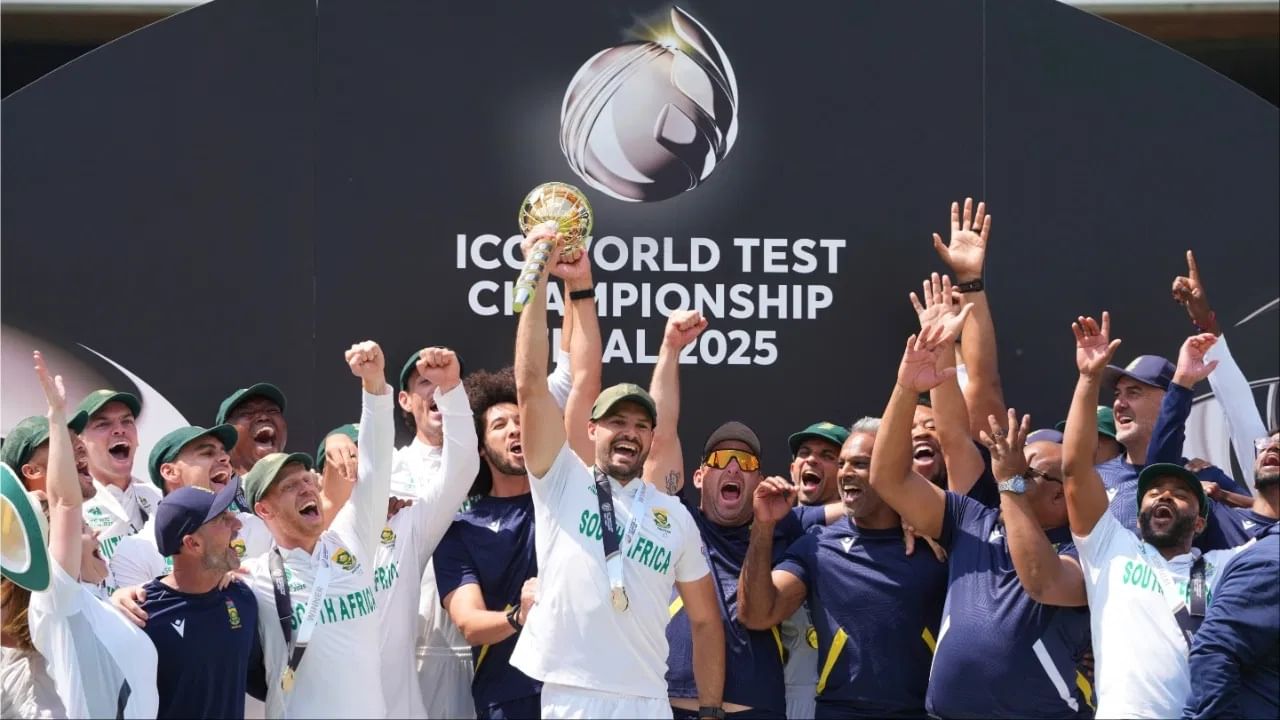 दक्षिण आफ्रिकेने ऑस्ट्रेलियाचा महाअंतिम सामन्यात पराभव केला आणि वर्ल्ड टेस्ट चॅम्पियनशीप  स्पर्धेत मानाची गदा पटकावली. दक्षिण आफ्रिकेने गतविजेत्या ऑस्ट्रेलियाला सलग दुसऱ्यांदा विजयी होण्यापासून रोखलं. यासह क्रिकेट विश्वाला नवा विजेता मिळाला. यासह वर्ल्ड टेस्ट चॅम्पियनशीप 2023-2025 या साखळीचा शेवट झाला. त्यानंतर आता 17 जूनपासून वर्ल्ड टेस्ट चॅम्पियनशीप 2025-2027 या साखळीला सुरुवात होत आहे. (Photo Credit : PTI)