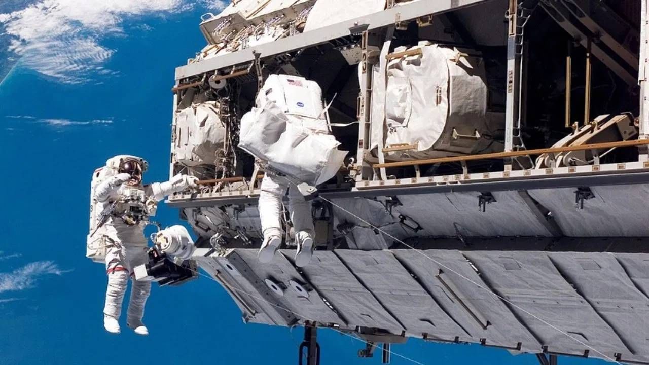 अंतराळात जेवण कधी खराब होतं ते जाणून घेऊयात. जर खाण्याची पॅकिंग व्यवस्थित नसेल आणि लीक असेल. तसेच तापमान नियंत्रित करताना चूक झाली किंवा मिशन लांबलं, तर खराब होऊ शकतं. (फोटो: Pixabay)