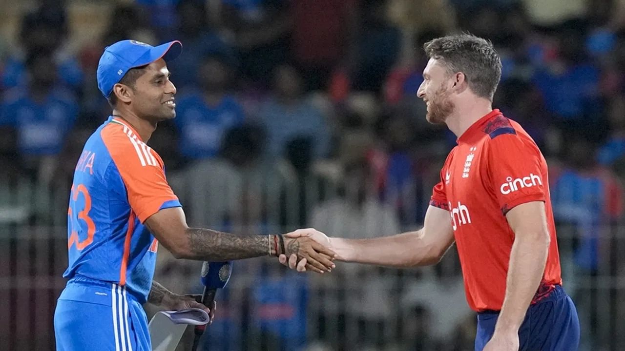 तसेच आयसीसीकडून टी 20I क्रिकेटमध्ये ओव्हर रेट कायम राखण्यासाठी स्टॉप क्लॉक नियम लागू करण्यात येणार आहे. ओव्हर संपल्यानंतर दुसरी ओव्हर सुरु करण्यासाठी 60 सेकंद अर्थात 1 मिनिटाचा वेळ मिळेल. संबंधित टीम 2 वेळा असं करण्यात अपयशी ठरल्यास त्यांना सूचित केलं जाईल. मात्र  तिसऱ्यांदा दोषी आढळल्यास 5 धावांचा दंड ठोठावण्यात येईल.  (Photo Credit : PTI)