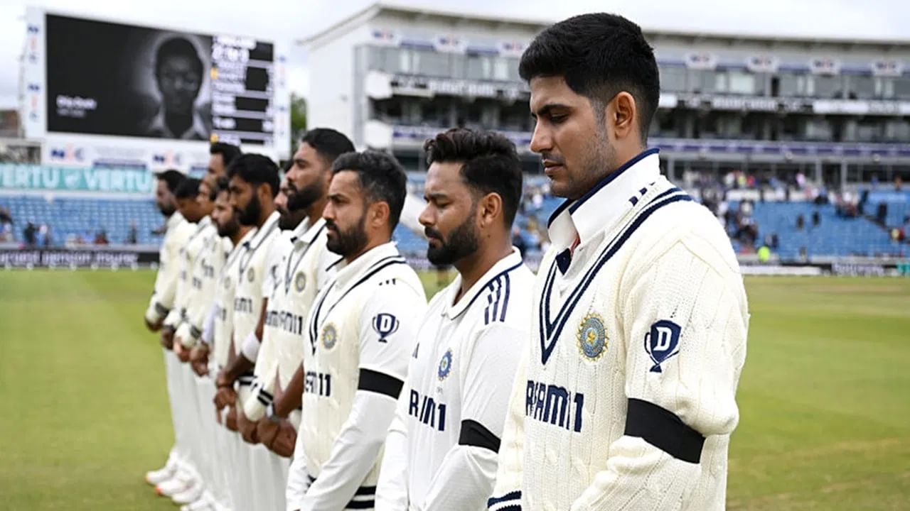 दरम्यान इथे कर्णधार म्हणून एकटा शुबमन जबाबदार नाही. टीम इंडियाच्या 4 खेळाडूंनी पहिल्या डावात 6 कॅचेस सोडल्या. त्यामुळे टीम इंडिया पहिल्या डावात 471 रन्स करुनही मोठी आघाडी घेण्यात अपयशी ठरली. तर दुसऱ्या डावातही टीम इंडियाने बेन डकेटचा कॅच सोडला. डकेटने याचा फायदा घेत शतक ठोकलं. (Photo Credit : Getty Images)