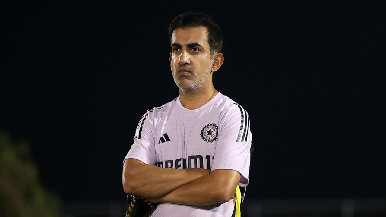 रिपोर्ट्सनुसार, पंतला कोणतीही दुखापत होऊ नये, या काळजीपोटी गंभीरने त्याला तसं न करण्याचा सल्ला दिल्याचं म्हटलं जात आहे. पंतचं कोलांटउडी मारणं हे दुखापतीला निमंत्रण असल्याचं गंभीरला वाटतं. (Photo Credit : Pti) 