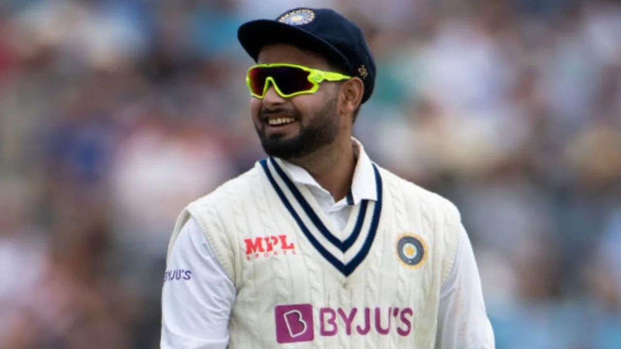 ऋषभ पंत याने इंग्लंड विरूद्धच्या पहिल्या कसोटी सामन्यातून उपकर्णधार म्हणून पदार्पण केलं. पंतने या सामन्यात 134 धावांची खेळी केली. पंतने त्यानंतर विकेटमागून आणखी एक खास कारनामा केला आहे.   पंतने विकेटकीपर म्हणून ओली पोप याचा कॅच घेतला आणि मानाच्या यादीत स्थान मिळवलं आहे. पंतच्या पुढे आता माजी कर्णधार महेंद्रसिंह धोनी आणि दिग्गज सय्यद किरमानी आहेत. पंतने 44 व्या कसोटी सामन्यात हा कारनामा केला आहे. (Photo-Visionhaus/Getty Images)