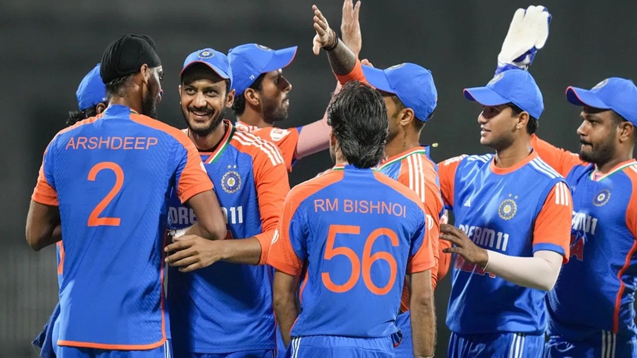 अनेकदा पावसामुळे टी 20I सामन्यात ओव्हर कमी केल्या जातात. परिणामी पावरप्लेमधील ओव्हर कमी केल्या जातात. मात्र आता तंस झाल्यास जितक्या ओव्हरचा खेळ होईल त्यानुसार पावरप्लेमध्ये किती षटक असणार, हे आयसीसीने निश्चित केलं आहे. नव्या नियमांनुसार, टी 20I सामन्यात पाऊस किंवा इतर कोणत्याही कारणामुळे ओव्हर कापल्या गेल्या तर पावरप्लमेधील ओव्हर कमी न करता बॉल कमी केले जातील.  (Photo Credit : PTI)