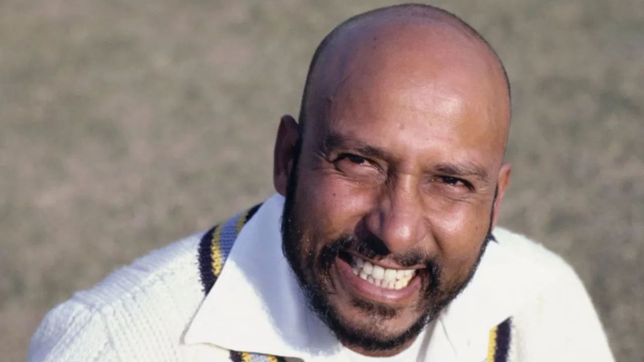 टीम इंडियाचे दिग्गज आणि माजी विकेटकीपर बॅट्समन सय्यद किरमानी यांनी 88 कसोटी सामन्यांमध्ये 160 कॅच घेण्यासह 38 फलंदाजांना स्टंपिंग केलं आहे.  किरमानी यांनी कसोटीत 2 शतकांसह 2 हजार 759 धावा केल्या आहेत. (Photo-Adrian Murrell/Allsport/Getty Images/Hulton Archive)