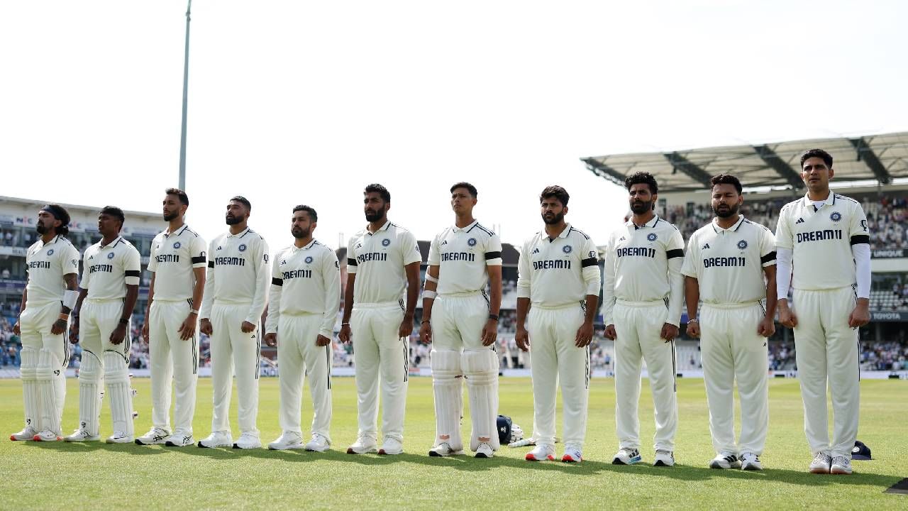 IND vs ENG : पहिल्या कसोटी सामन्यात सर्व खेळाडू हाताला काळी पट्टी बांधून उतरले, कारण की... IND vs ENG : पहिल्या कसोटी सामन्यात सर्व खेळाडू हाताला काळी पट्टी बांधून उतरले, कारण की...