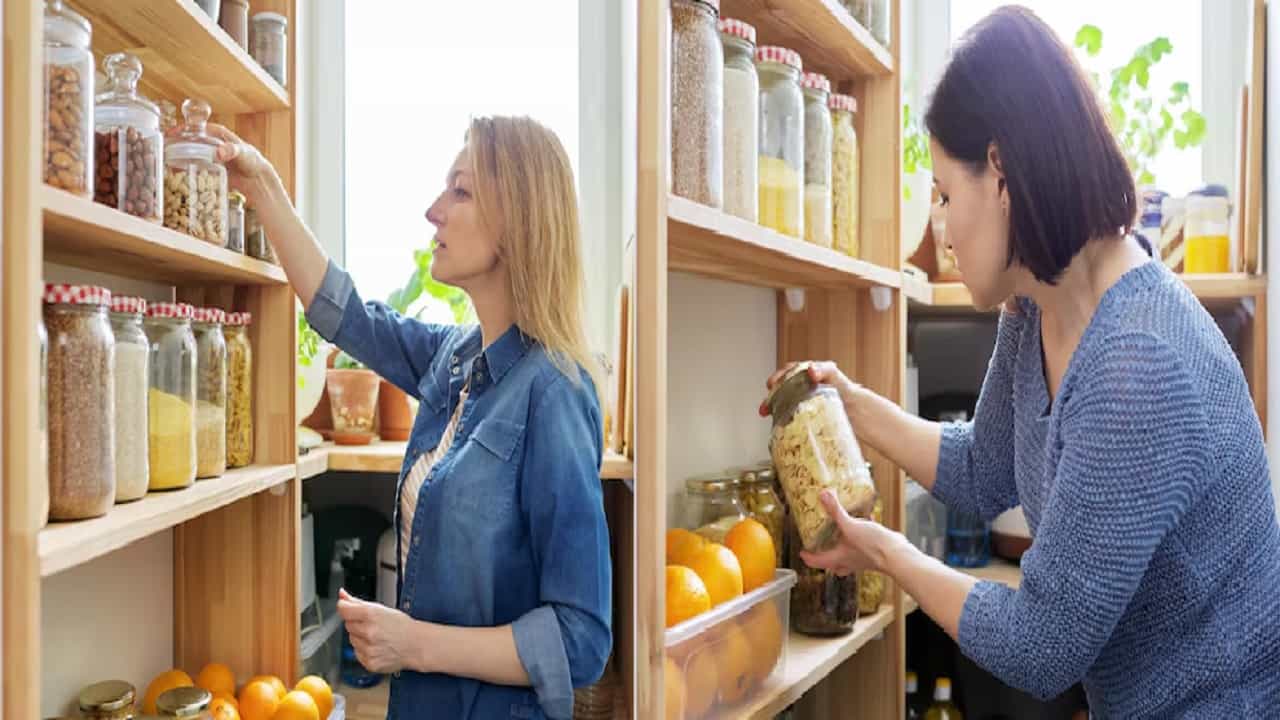 स्वयंपाकघरात कधीच या 6 गोष्टी संपू देऊ नका, अन्यथा येईल दारिद्रता