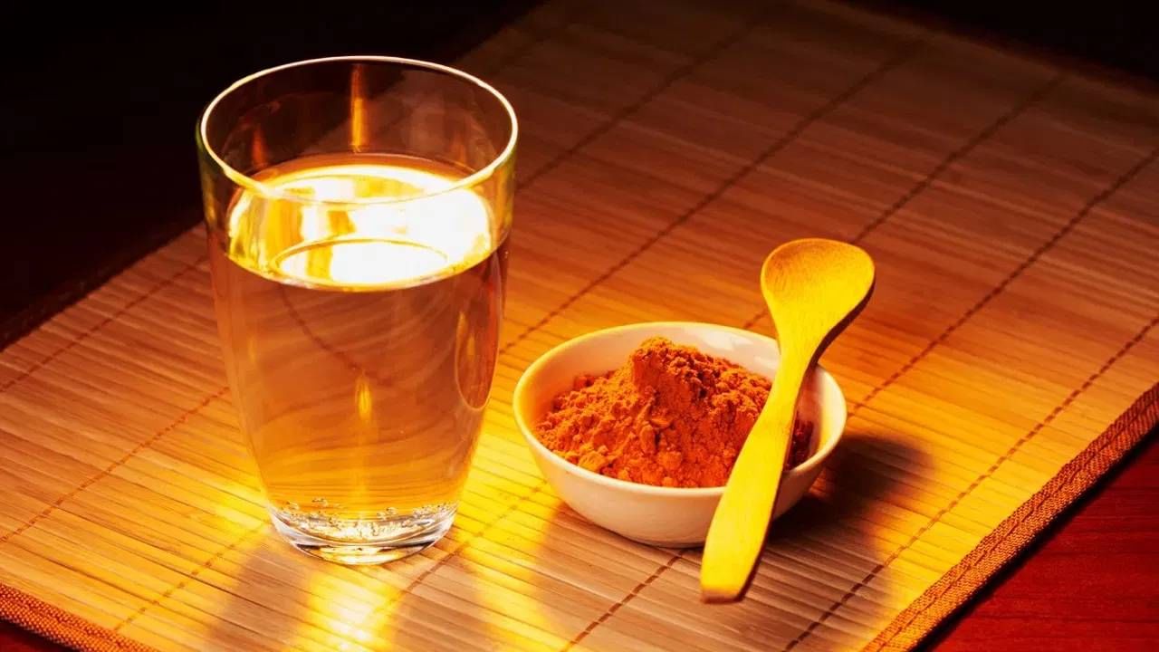 तुम्ही सुद्धा रीलसाठी हळदीचे पाणी बनवत असाल तर ते फेकण्याऐवजी 'हे' करा, आरोग्याला मिळतील 7 फायदे