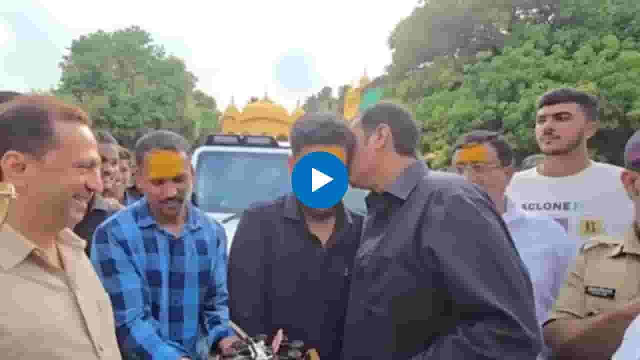 Udayanraje Bhosale: पप्पी-झप्पी झाली, केक भरवला, गिफ्टही दिलं; कार्यकर्त्याच्या मुलाचा वाढदिवस अन् उदयनराजेंचं सेलिब्रेशन