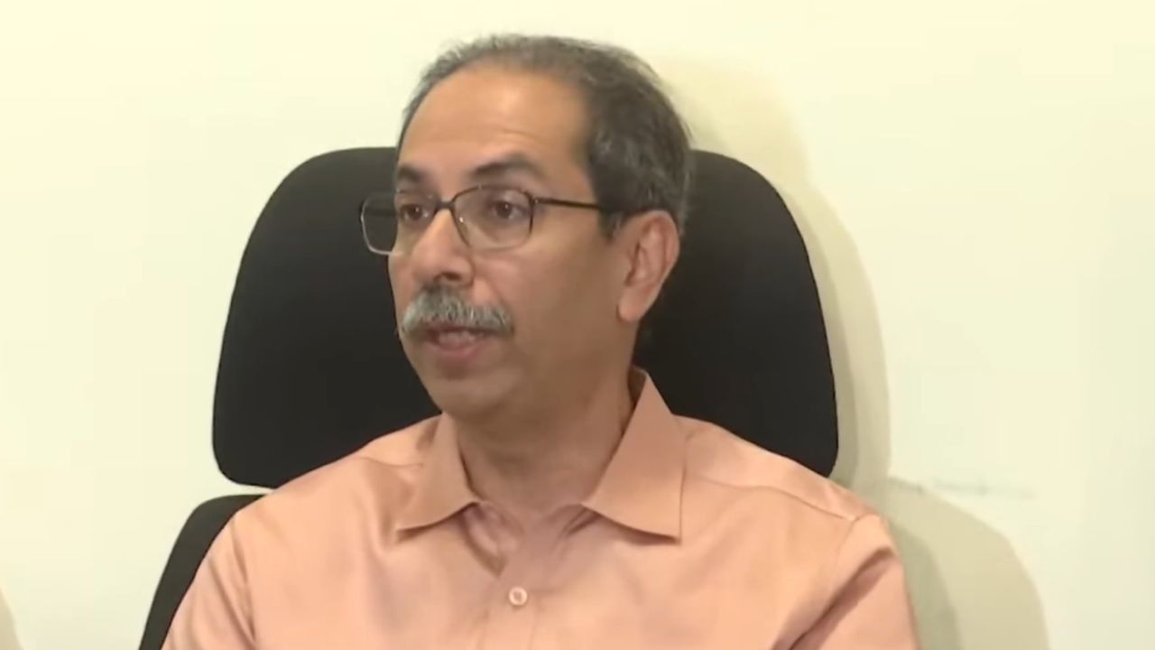 शिवसेनेतील 'त्या' गद्दारांना बाळासाहेबांचे विचार सांगण्याची गरज...उद्धव ठाकरे यांचा शिंदेसेनेवर हल्ला शिवसेनेतील 'त्या' गद्दारांना बाळासाहेबांचे विचार सांगण्याची गरज...उद्धव ठाकरे यांचा शिंदेसेनेवर हल्ला