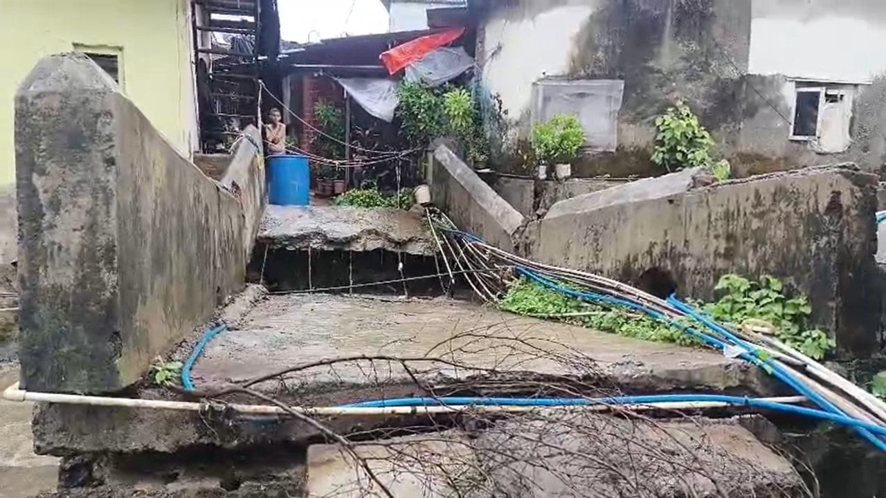 उल्हासनगर शहरात मुसळधार पाऊस कोसळत आहे. त्यातच आता उल्हासनगरमधील गणेश नगर भागात मुसळधार पावसामुळे नाल्यावरील एक पूल कोसळला आहे.