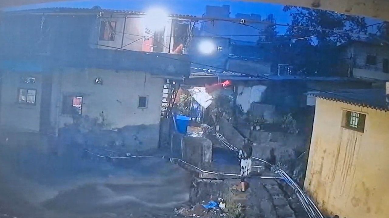 या पुलाची डागडुजी करावी, यासाठी स्थानिकांनी अनेकदा आंदोलनं केले होते. तसेच नवा पूल बांधण्याची मागणी केली होती.