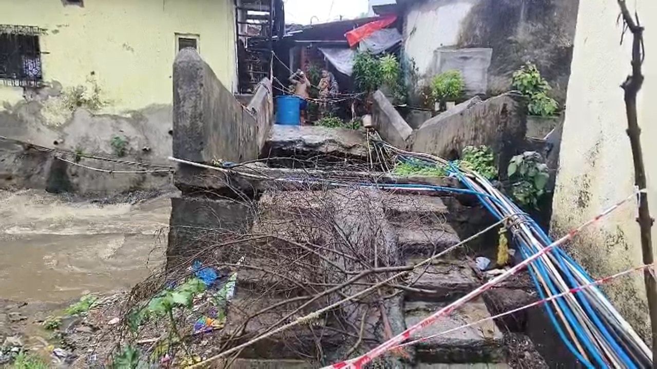 मात्र उल्हासनगर महापालिका प्रशासनाने या मागण्यांकडे दुर्लक्ष केल्याने नागरिकांनी तीव्र संताप व्यक्त केला.