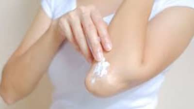 कोपर आणि गुडघ्यांच्या कोरड्या त्वचेला मऊ करण्यासाठी हे घरगुती उपाय करतील मदत