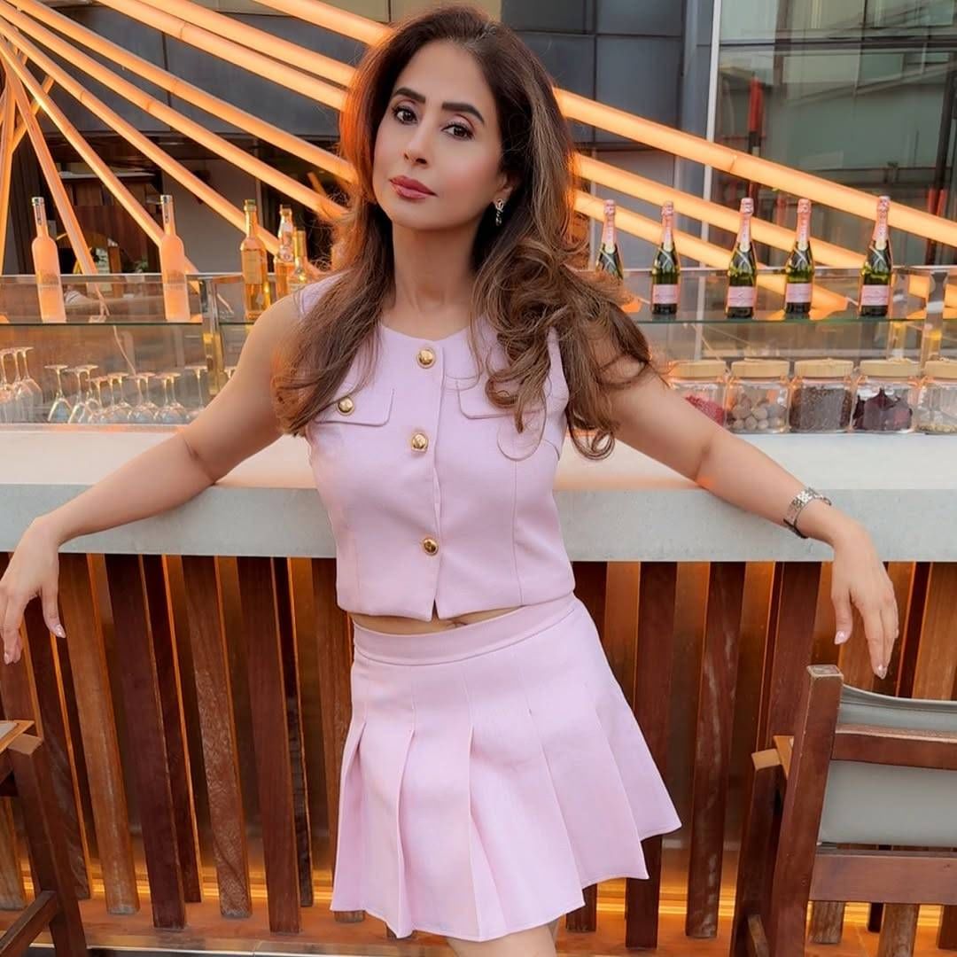 उर्मिलाने फोटो काढताना जरा कमी फिल्टर्स वापरावेत, अशी कमेंट एकाने केली. तर 'एकतर हे 10GB एआय एडिट असेल किंवा 10 किलो घटवून ओझेंम्पिक झाली असेल. आणखी एक नैसर्गिक सौंदर्य कृत्रिम दिखाव्याची बळी ठरली', अशा शब्दांत दुसऱ्या युजरने नाराजी व्यक्त केली. 
