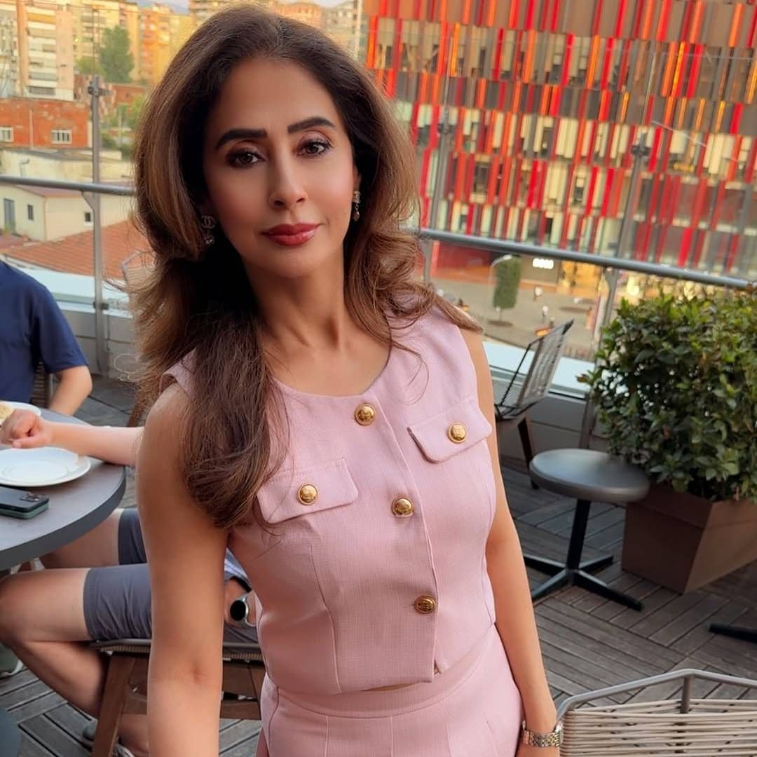 उर्मिलाने गुलाबी रंगाच्या ड्रेसमध्ये हे फोटो पोस्ट केले आहेत. मिनी स्कर्ट आणि त्यावर टॉप असा हा तिचा लूक आहे. त्यावर तिने बराच मेकअपसुद्धा केला आहे. परंतु या फोटोंमध्ये उर्मिलाचा चेहरा वेगळाच दिसत असल्याच्या प्रतिक्रिया नेटकऱ्यांनी दिल्या आहेत. 
