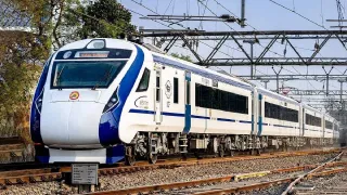 राज्याच्या राजकारणातील सर्वात मोठी बातमी; फडणवीसांची उद्धव ठाकरेंना थेट ऑफर, सत्तेत सहभागी होण्याचं निमंत्रण