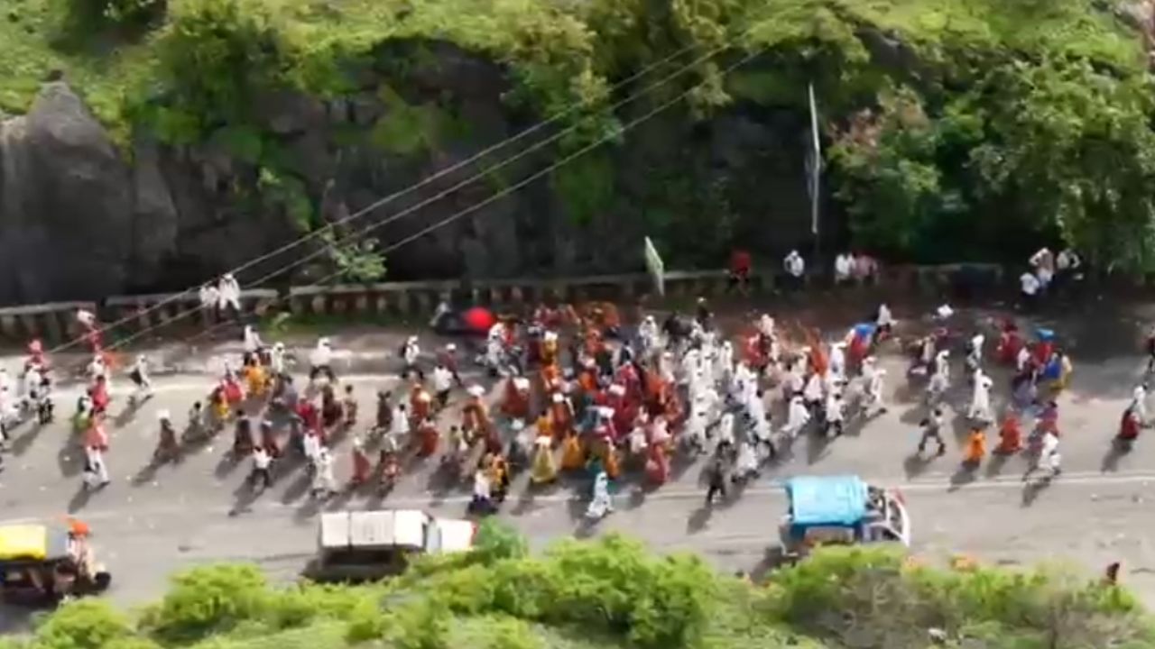 संत ज्ञानेश्वर माऊलींचा पालखी सोहळा टाळ-मृदंगाच्या गजरात रविवारी दिवे घाटात पोहचला. ज्ञानोबा तुकारामांच्या नामघोषात संपूर्ण दिवे घाट मार्ग दुमदुमून गेला. पालखीसोबत दिवे घाट पार करणे वारकऱ्यांसाठी मोठ्या कसरत असते.