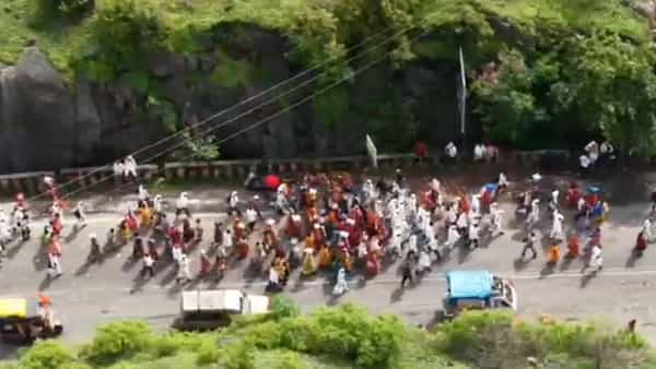 संत ज्ञानेश्वर माऊलींचा पालखी सोहळा टाळ-मृदंगाच्या गजरात रविवारी दिवे घाटात पोहचला. ज्ञानोबा तुकारामांच्या नामघोषात संपूर्ण दिवे घाट मार्ग दुमदुमून गेला. पालखीसोबत दिवे घाट पार करणे वारकऱ्यांसाठी मोठ्या कसरत असते.