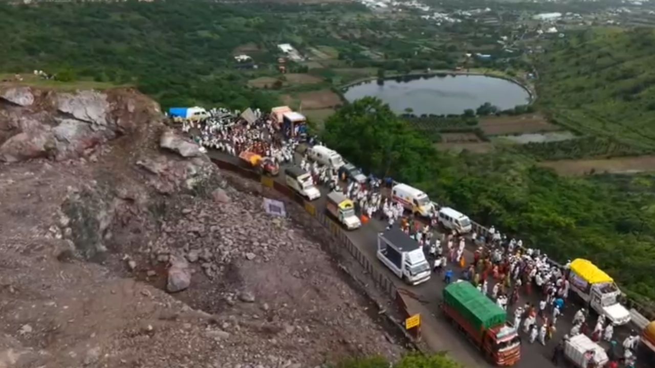 चढ-उतारांनी भरलेला, नागमोडी वळणांचा आणि निसर्ग सौंदर्यानं नटलेला दिवे घाट हा या सोहळ्यातील एक महत्त्वाचा टप्पा आहे. या ठिकाणी वारीचे वारीचे विहंगम दृश्य दिसते. लाखो वारकरी आज दिवे घाटाचा अवघड मार्ग सर करत सासवडकडे जात आहे.