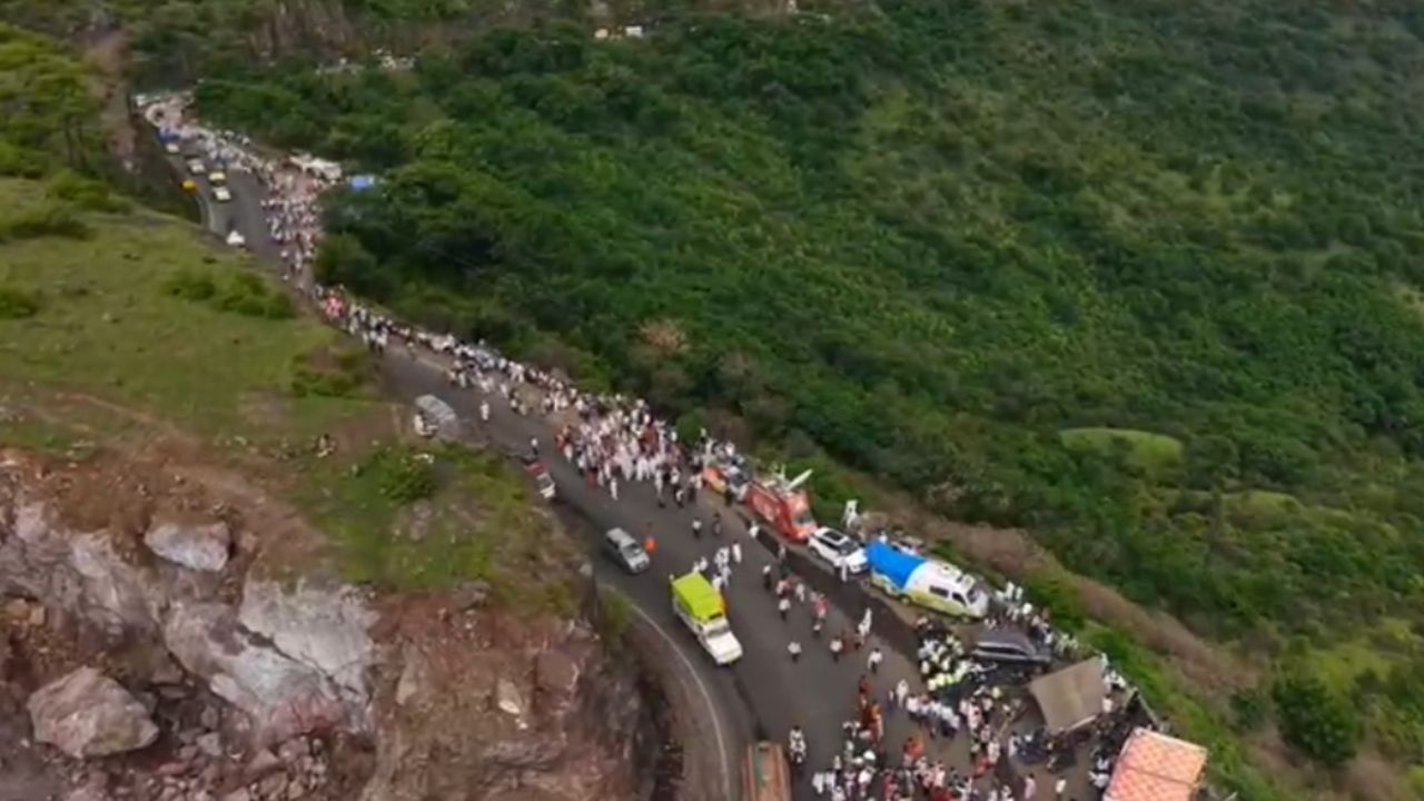 अनेक जण पालखीचे विहंगम, नयनरम्य दृश्य पाहण्यासाठी तसेच कॅमेरात टिपण्यासाठी टेकडीवर जातात. मात्र, यंदा दिवे घाटातील टेकडी परिसरात नागरिकांना मज्जाव करण्यात आला आहे. घाटाचे रुंदीकरणाचे काम चालू असल्याने अनेक ठिकाणी डोंगर फोडण्यात आले आहे. त्यामुळे दुर्घटना टाळण्यासाठी प्रशासनाकडून यंदा टेकडी जाण्यासाठी नागरिकांना मज्जाव केला आहे. 