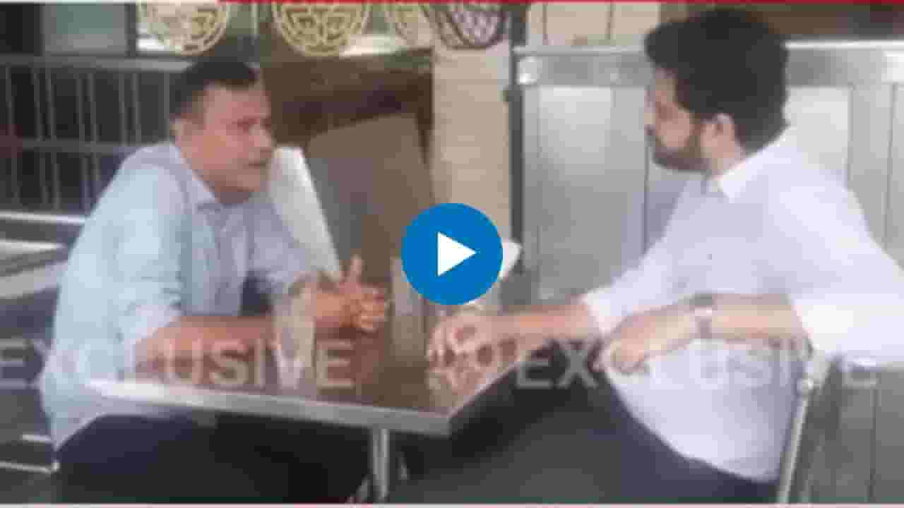 Maharashtra Politics : ठाकरे बंधूंच्या जवळच्या दोन नेत्यांची जेवणासाठी हॉटेलमध्ये भेट Maharashtra Politics : ठाकरे बंधूंच्या जवळच्या दोन नेत्यांची जेवणासाठी हॉटेलमध्ये भेट