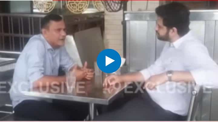 Maharashtra Politics : ठाकरे बंधूंच्या जवळच्या दोन नेत्यांची जेवणासाठी हॉटेलमध्ये भेट Maharashtra Politics : ठाकरे बंधूंच्या जवळच्या दोन नेत्यांची जेवणासाठी हॉटेलमध्ये भेट
