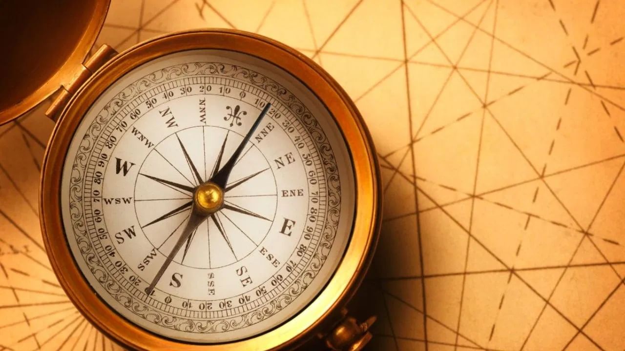 पाण्याची गळती: यासोबतच, वास्तुशास्त्र असे मानते की जर घरात पाणी साठवण्याची जागा योग्य नसेल किंवा तुमच्या घरात सतत गळती होत असेल. पाण्याचे नळ किंवा पाईप गळत राहिल्यास पाण्याचा अनावश्यक अपव्यय होतो. मग तो एक मोठा वास्तु दोष मानला जातो. त्यामुळे पैशाचा खर्च वाढतो... असं देखील म्हटलं जातं.