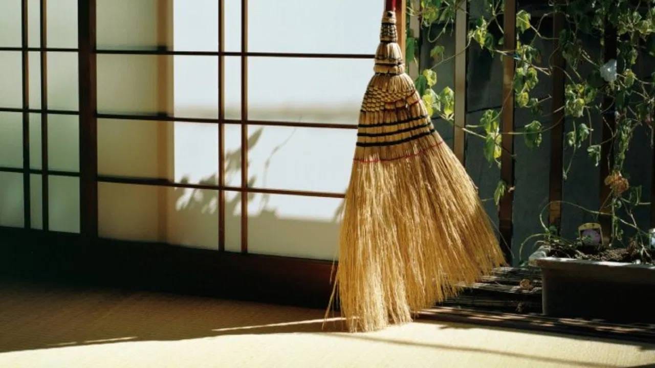 हिंदू धर्मात झाडू ही देवी लक्ष्मीचं प्रतीक मानलं गेलं आहे. त्यामुळे झाडू चुकीच्या ठिकाणी ठेवली तर लक्ष्मी थांबत नाही. झाडू कधीच घराच्या दरवाजाजवळ ठेवू नये. तसेच पाय लावू नये. रात्री झाडू मारल्याने देवी लक्ष्मी नाराज होते.