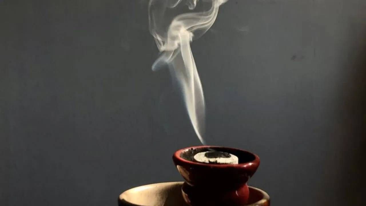 घरात गंगाजल शिंपडा. कारण गंगाजलात नकारात्मक ऊर्जा दूर करण्याची शक्ती आहे. तसेच वाईट नजरेपासून बचाव करण्यासाठी लोबानचा धूर खूप प्रभावी आहे. यामुळे घरात सकारात्मक ऊर्जा येते.