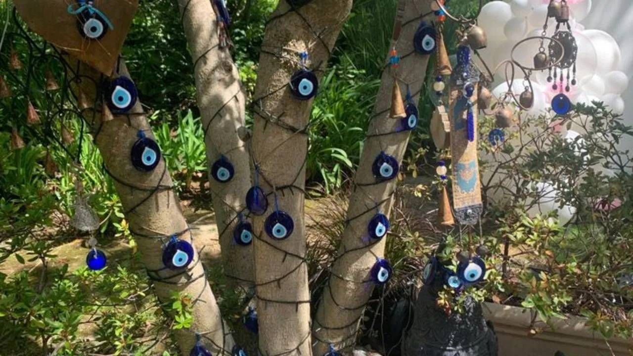 तुमच्या घरावर कोणाची वाईट नजर पडली असेल तर काहीच मनासारखं घडत नाही. घरात वारंवार कटकटींचा सामना करावा लागतो. होणारी कामंही नीट होत नाही. अशा स्थितीत काही प्रभावी उपाय ज्योतिषशास्त्रात सांगितले गेले आहेत.