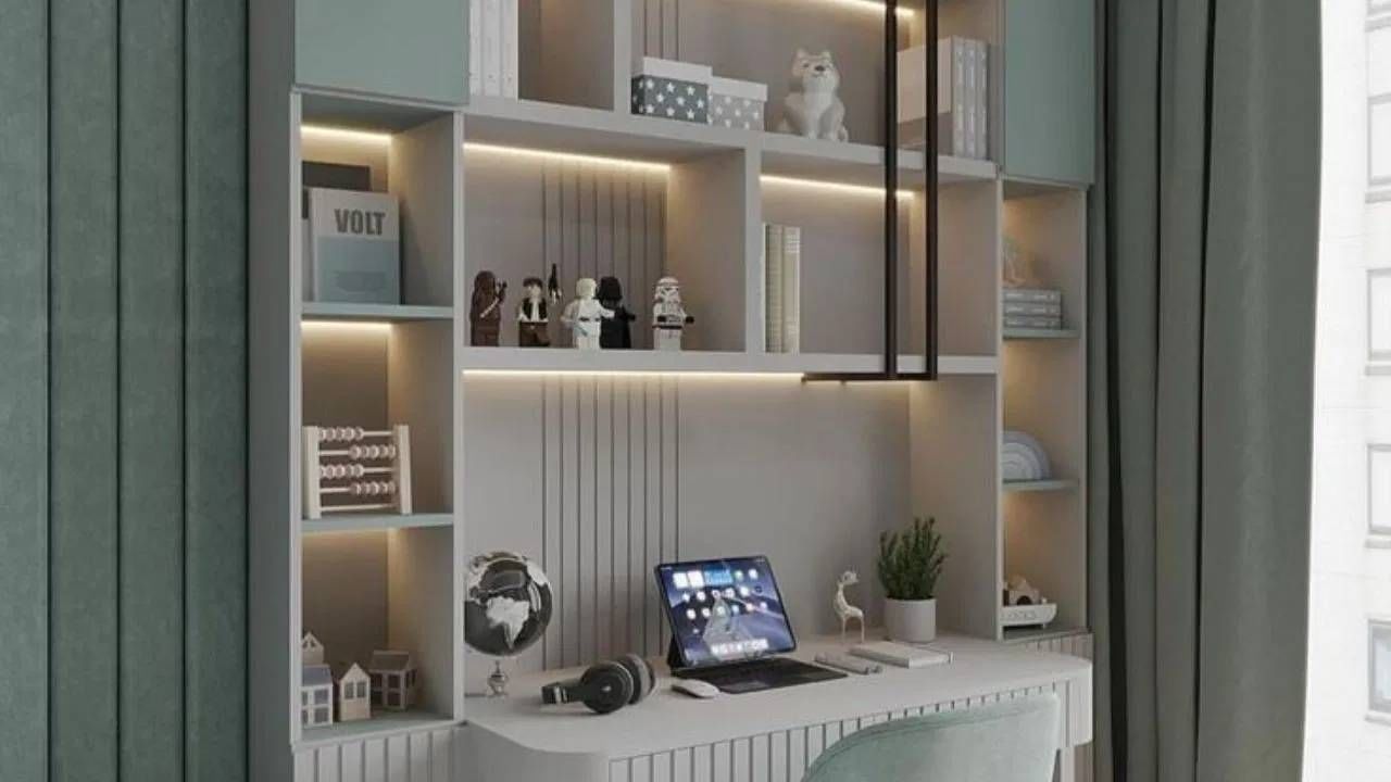 मुलं अभ्यास करतात ती खोली कायम व्यवस्थित असावी. सामान अस्तव्यस्त पडलं असेल तर अभ्यासात मन रमत नाही. तसेच सकारात्मक ऊर्जा राहत नाही. 