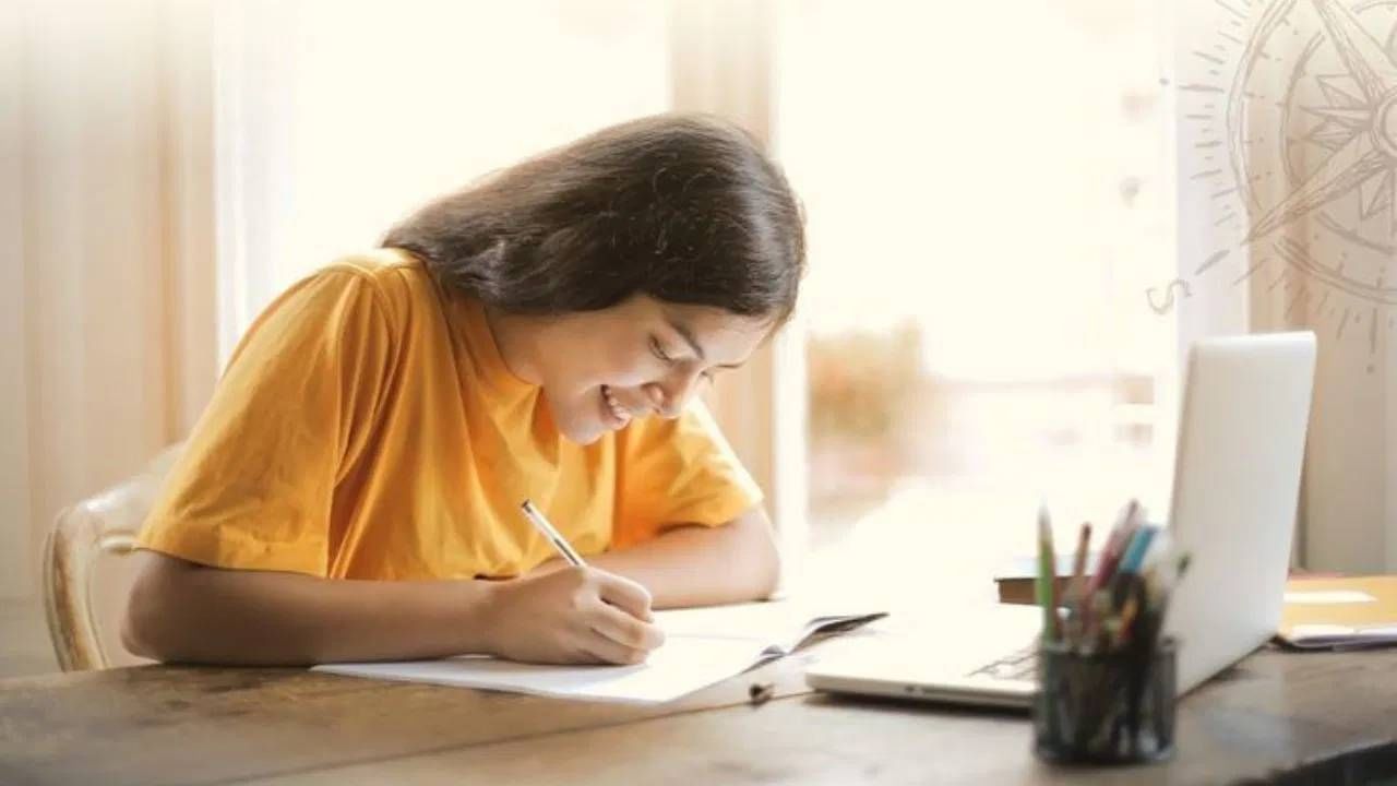 वास्तुशास्त्राच्या नियमांचं पालन केलं तर घरात सकारात्मक वातावरण राहतं. मुलांच्या शैक्षणिक प्रगतीसाठी वास्तुशास्त्रात काही नियम आणि दिशा सांगितली गेली आहे. 