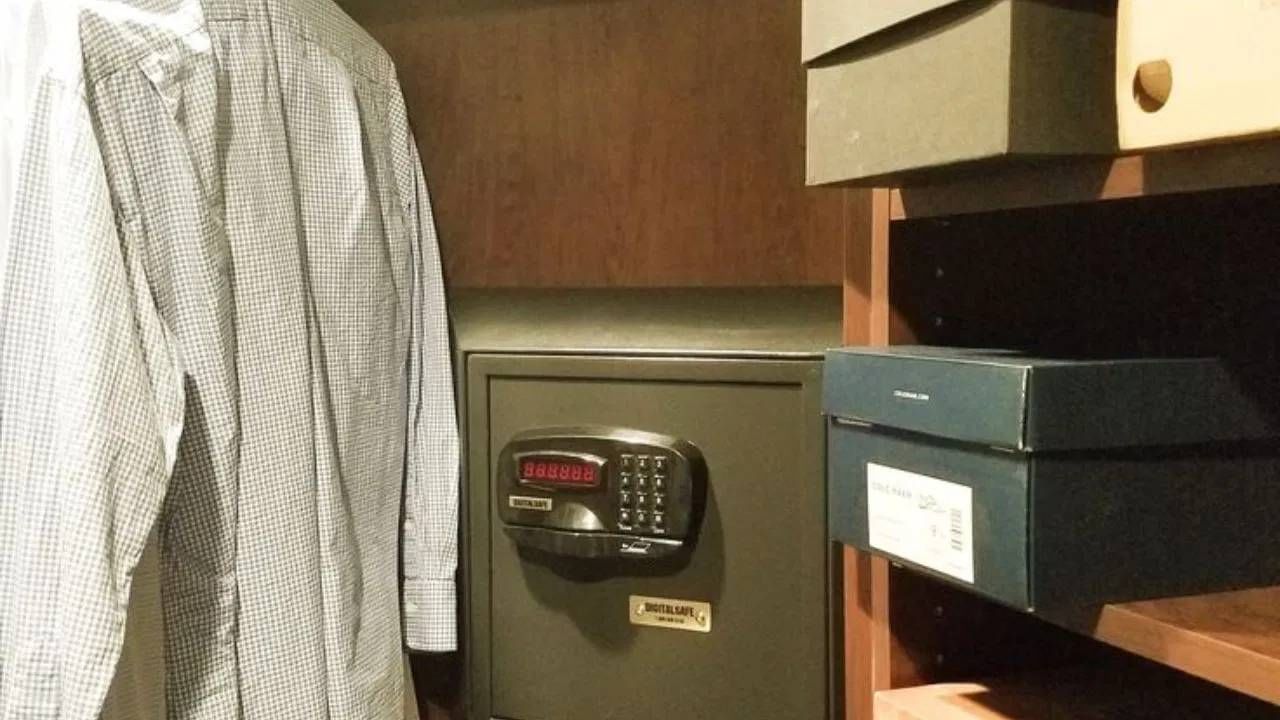 वास्तुशास्त्रानुसार, घरातील तिजोरी किंवा लॉकरचा दरवाजा उत्तरेकडे खुलणारा असावा. या नियमाचं पालन केल्याने पैशांचा प्रवाह सुरु राहतो. 