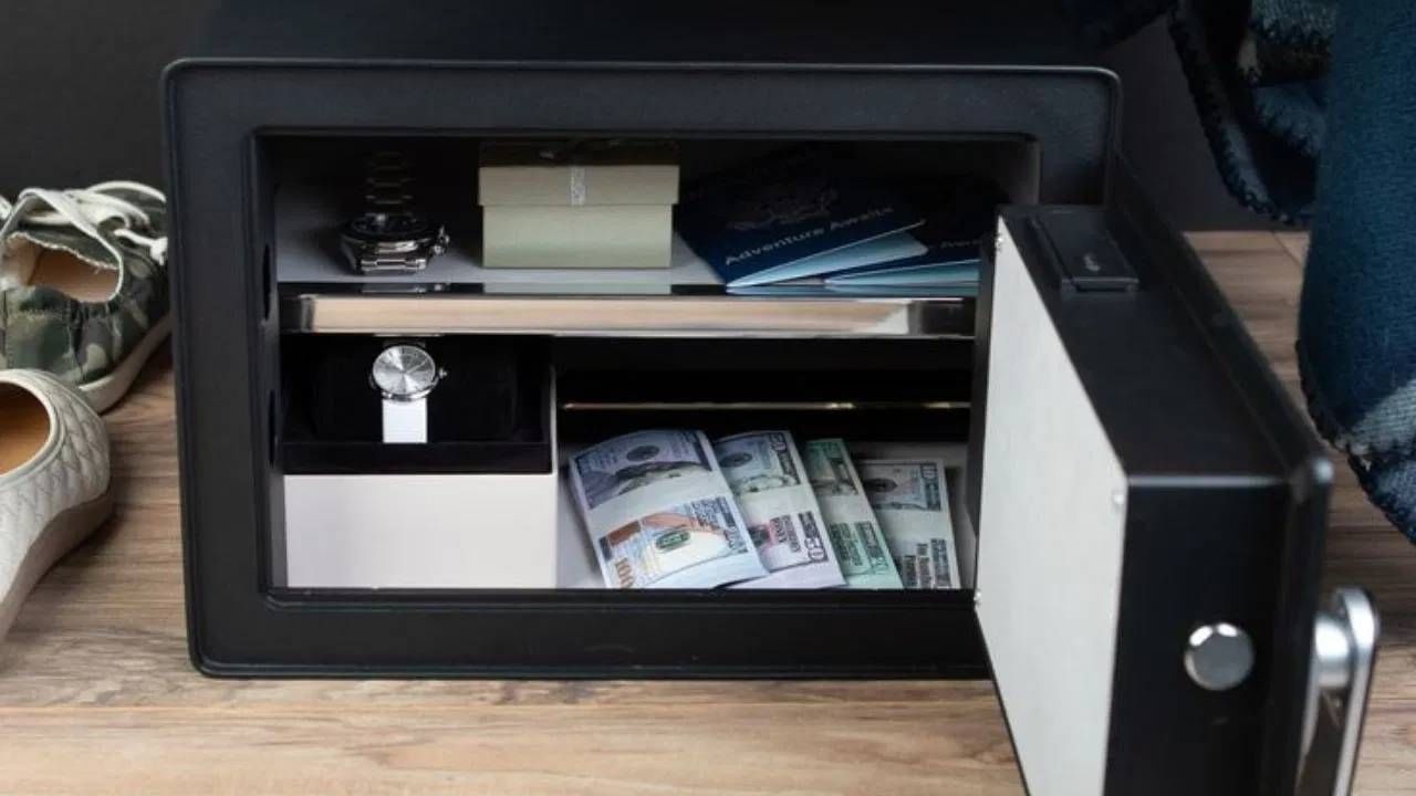 घरात तिजोरी कुठे असावी याबाबत अनेकांना माहिती नसतं. चुकीच्या ठिकाणी तिजोरी असल्यास आर्थिक अडचणींचा सामना करावा लागू शकतो. तसेच जीवनात समस्यांचा गुंता वाढत जातो. 