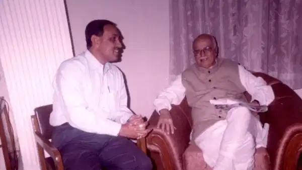 विजय रुपानी यांचा जन्म २ ऑगस्ट १९५६ रोजी म्यानमारमधील यांगून येथे झाला. त्यांच्या आईचे नाव मायाबेन आणि वडिलांचे नाव रमणिकलाल रुपाणी होते.