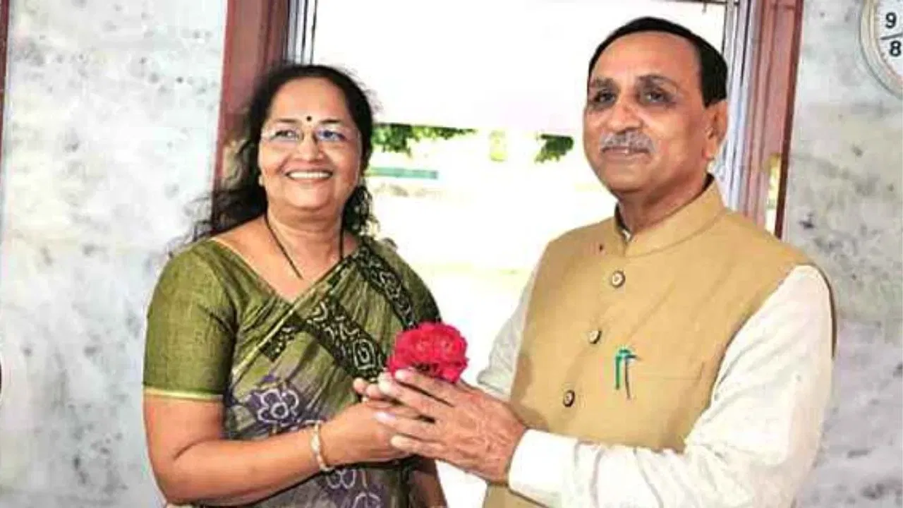 विजय रुपाणी यांनी महिला शाखेची सदस्य अंजली यांच्याशी लग्न केले होते. आणीबाणीत त्यांना ११ महिने तुरुंगात ठेवण्यात आले होते. ते १९७८ ते १९८१ पर्यंत संघाचे प्रचारक होते.
