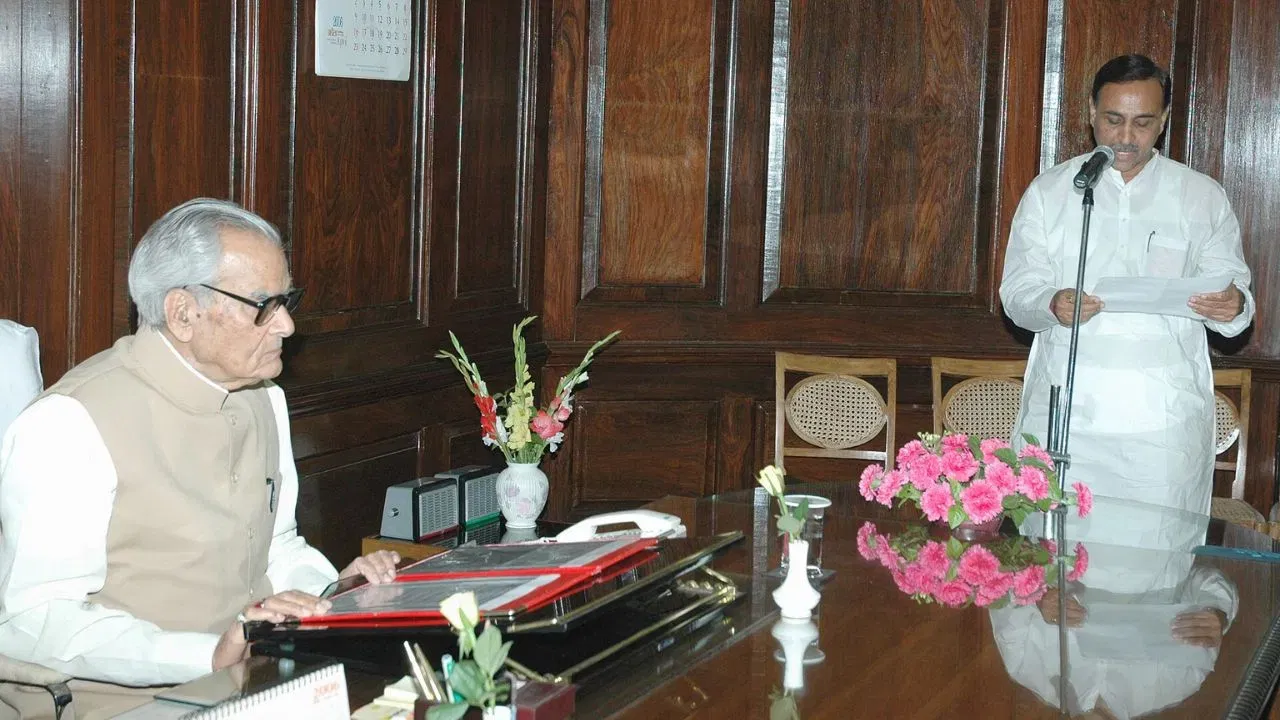 विजय रुपाणी यांनी ७ ऑगस्ट २०१६ रोजी गुजरातचे मुख्यमंत्री म्हणून शपथ घेतली. २०१८ मध्ये दुसऱ्यांदा मुख्यमंत्री झाले. ११ सप्टेंबर २०२१ पर्यंत ते मुख्यमंत्री पदावर होते.