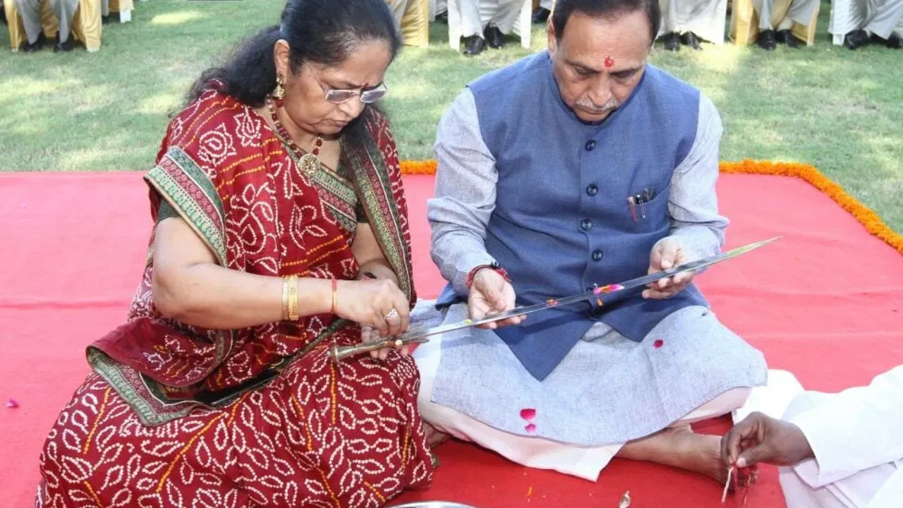 ऑगस्ट २०१४ मध्ये, गुजरात विधानसभेचे तत्कालिन अध्यक्ष आणि राजकोट पश्चिमचे आमदार वजुभाई वाला यांनी आपल्या पदाचा राजीनामा दिला तेव्हा भाजपने त्यांच्या जागी विजय रूपाणी यांना उमेदवारी दिली, ज्यात त्यांनी विजय मिळवला.