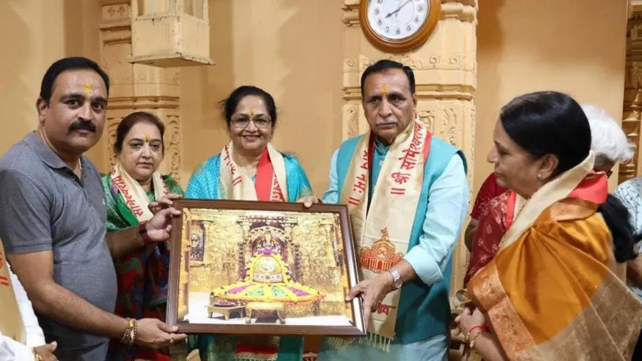 विजय रुपाणी १९८८ ते १९९६ पर्यंत आरएमसीच्या स्थायी समितीचे अध्यक्ष होते. त्यांनी १९९६ ते १९९७ पर्यंत राजकोटचे महापौर म्हणून काम केले.