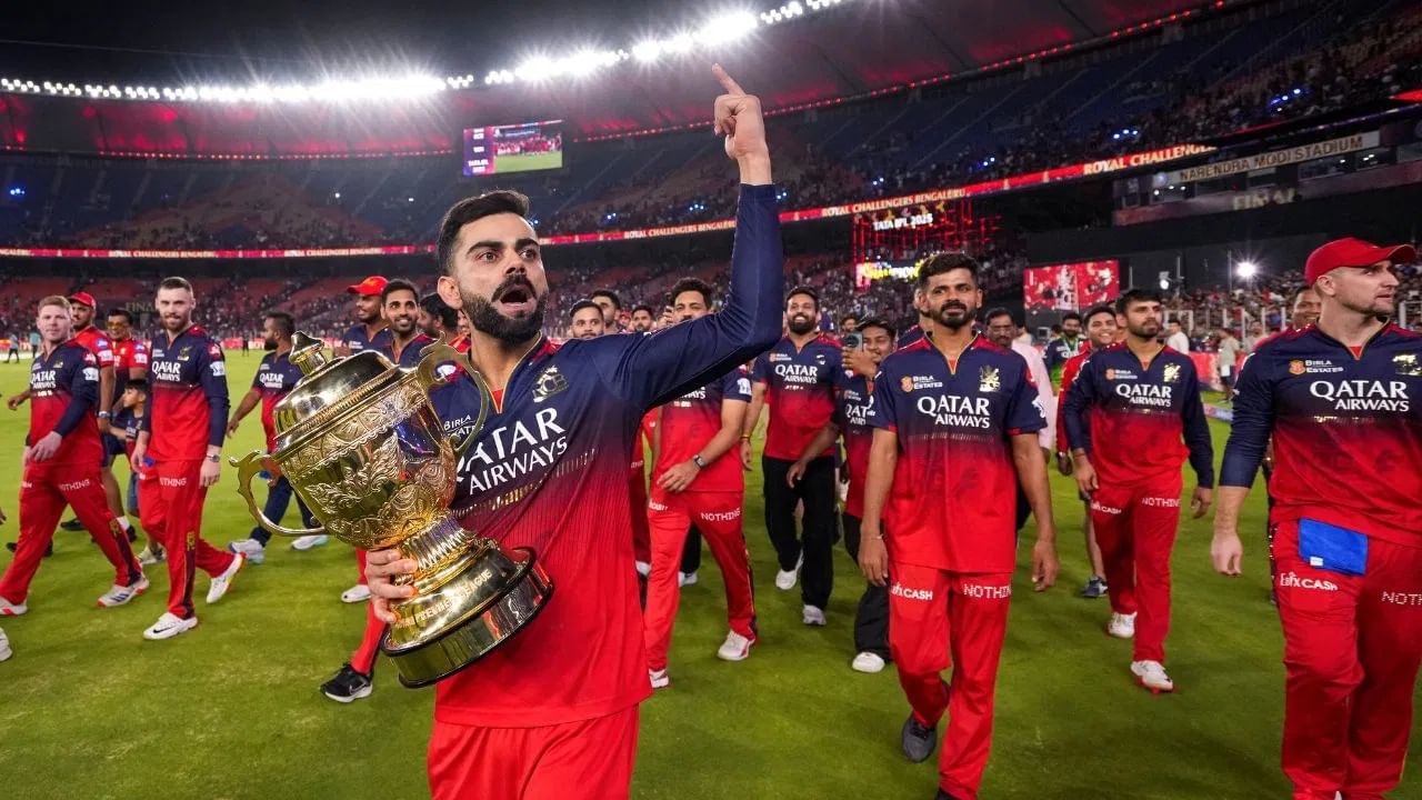 आयपीएलच्या 18 व्या मोसमाची सांगता झाला आही.  रजत पाटीदार यांच्या नेतृत्वात रॉयल चॅलेंजर्स बंगळुरूने फायनलमध्ये पंजाब किंग्जवर विजय मिळवत पहिलीवहिली आयपीएल ट्रॉफी जिंकली.  या निमित्ताने आयपीएल स्पर्धेतून सर्वाधिक कमाई करणाऱ्या टॉप 5 खेळाडूंबाबत जाणून घेऊयात. (Photo Credit : PTI)