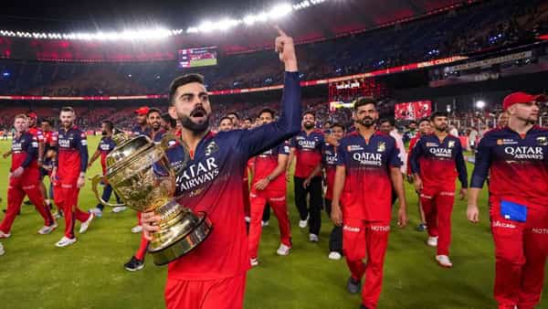 आयपीएलच्या 18 व्या मोसमाची सांगता झाला आही. रजत पाटीदार यांच्या नेतृत्वात रॉयल चॅलेंजर्स बंगळुरूने फायनलमध्ये पंजाब किंग्जवर विजय मिळवत पहिलीवहिली आयपीएल ट्रॉफी जिंकली. या निमित्ताने आयपीएल स्पर्धेतून सर्वाधिक कमाई करणाऱ्या टॉप 5 खेळाडूंबाबत जाणून घेऊयात. (Photo Credit : PTI)