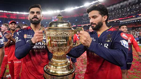 रॉयल चॅलेंजर्स बंगळुरुने आयपीएल 2025 ट्रॉफी जिंकत इतिहास घडवला. आरसीबीने या विजयासह 18 वर्षांची प्रतिक्षा संपवली. आरसीबीने या हंगामात अनेक विक्रम केले. आरसीबीने या मोसमात बॅटिंग आणि बॉलिंगने सर्वांना प्रभावित केलं. त्यामुळे आरसीबीला ट्रॉफी जिंकता आली. (Photo Credit : PTI)