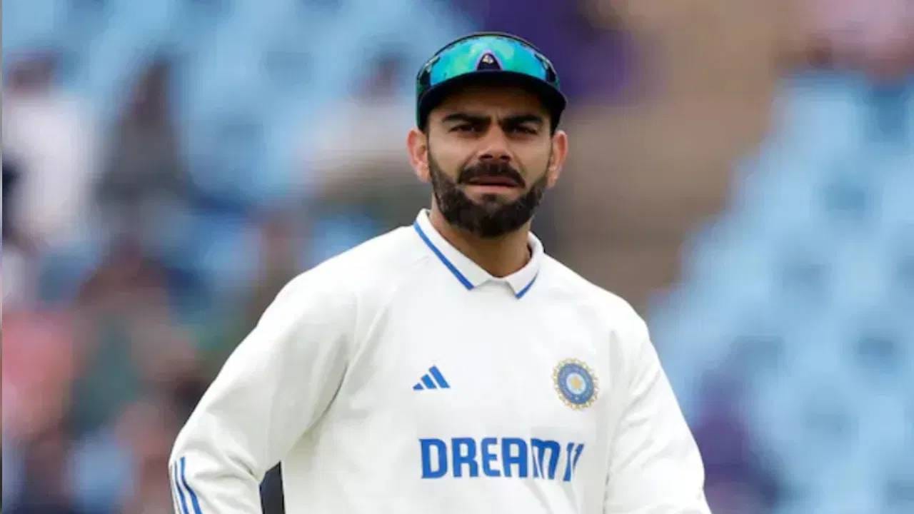 रोहित शर्मानंतर टीम इंडियाचा दिग्गज फलंदाज विराट कोहलीनेही 12 मे रोजी कसोटी क्रिकेटला निरोप दिला. इंग्लंड दौऱ्यापूर्वी त्याची निवृत्ती सर्वांनाच धक्का देणारी ठरली. टी20 विश्वचषकानंतर विराटने निवृत्ती घोषित केली होती. त्यामुळे विराट आता फक्त एकदिवसीय सामने खेळेल.